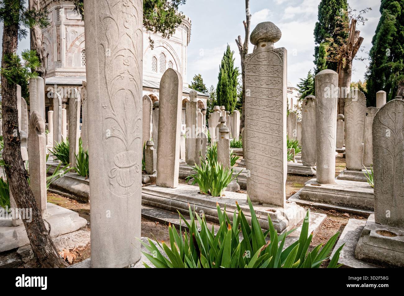 Historische osmanische Grabsteine mit arabischen Inschriften auf dem Friedhof der Süleymaniye-Moschee in Istanbul, Türkei Stockfoto