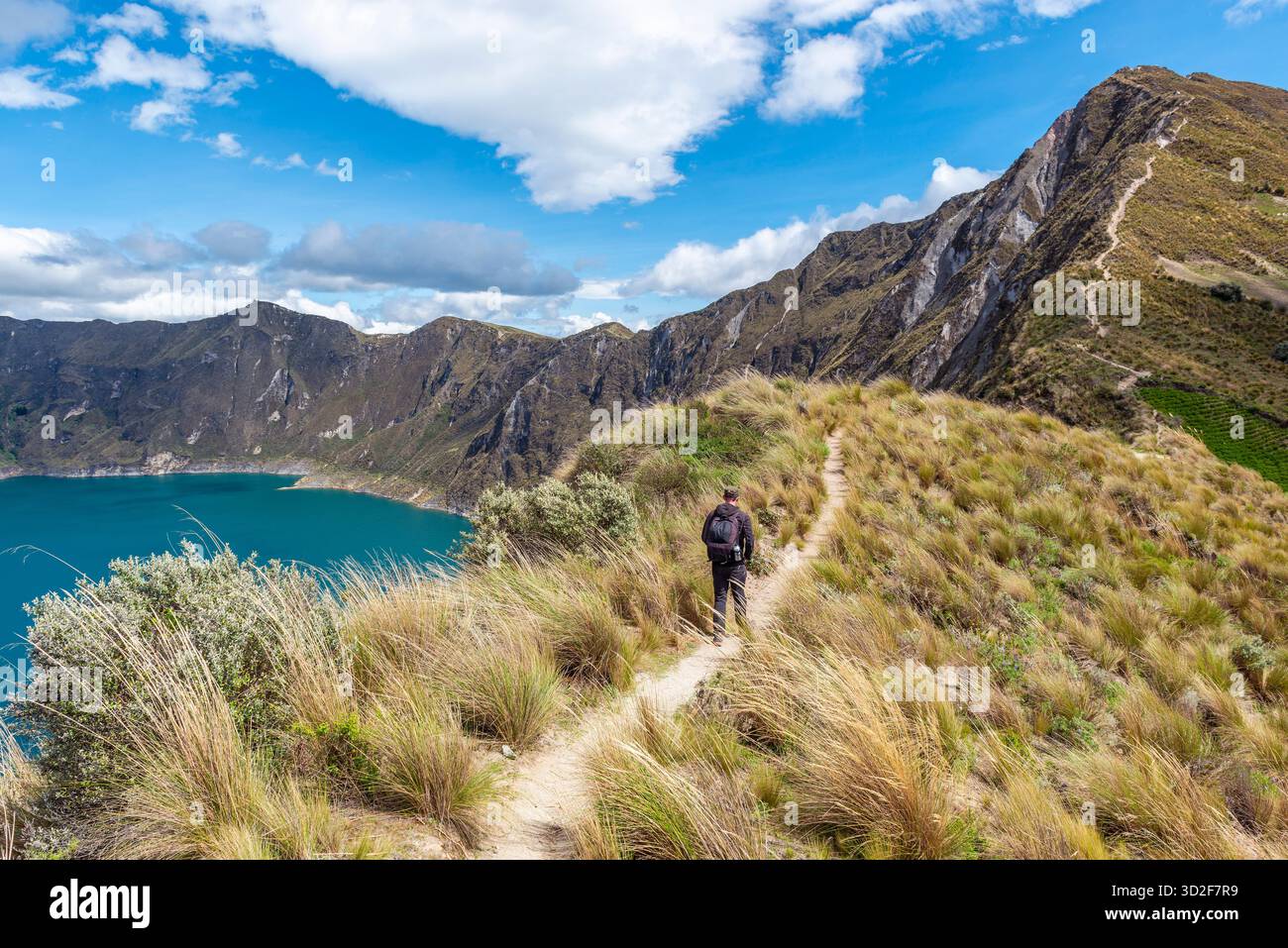 Männlicher Wanderer, der den Quilotoa-Kratersee durchführt, schlendert durch die Anden in der Nähe von Quito, Ecuador. Stockfoto