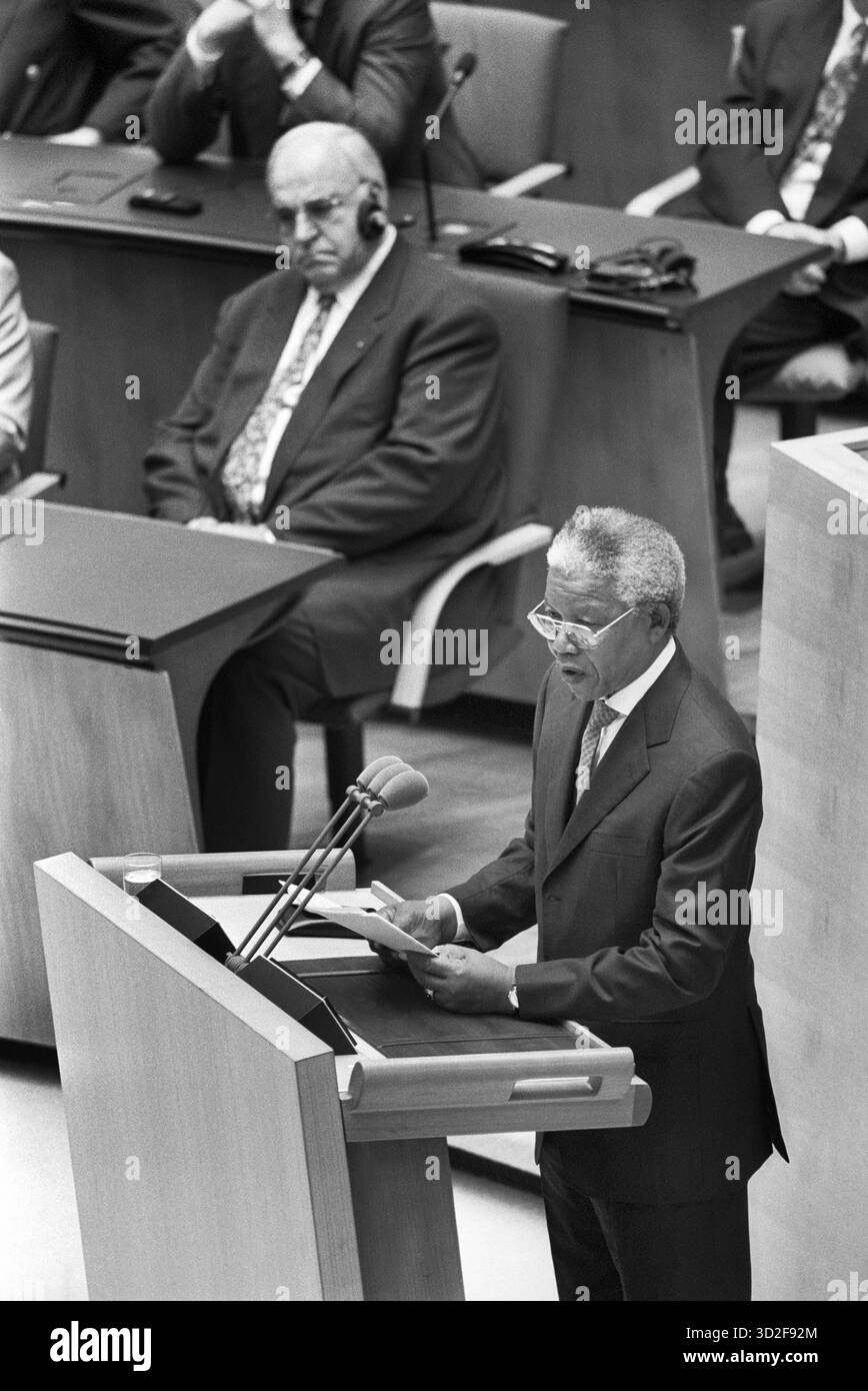 Deutschland, Bonn, 22.05.1996 Archiv: 55-38-08 Südafrikas Präsident Mandela in Bonn Foto: Nelson Mandela bei Rede im Bundestag, links Helmut Kohl, Bundeskanzler Südafrikas Präsident Mandela in Bonn *** Deutschland, Bonn, 22 05 1996 Archiv 55 38 08 Südafrikas Präsident Mandela in Bonn Foto Nelson Mandela im Bundestag, links Helmut Kohl, Bundeskanzler Südafrikas Präsident Mandela in Bonn Stockfoto