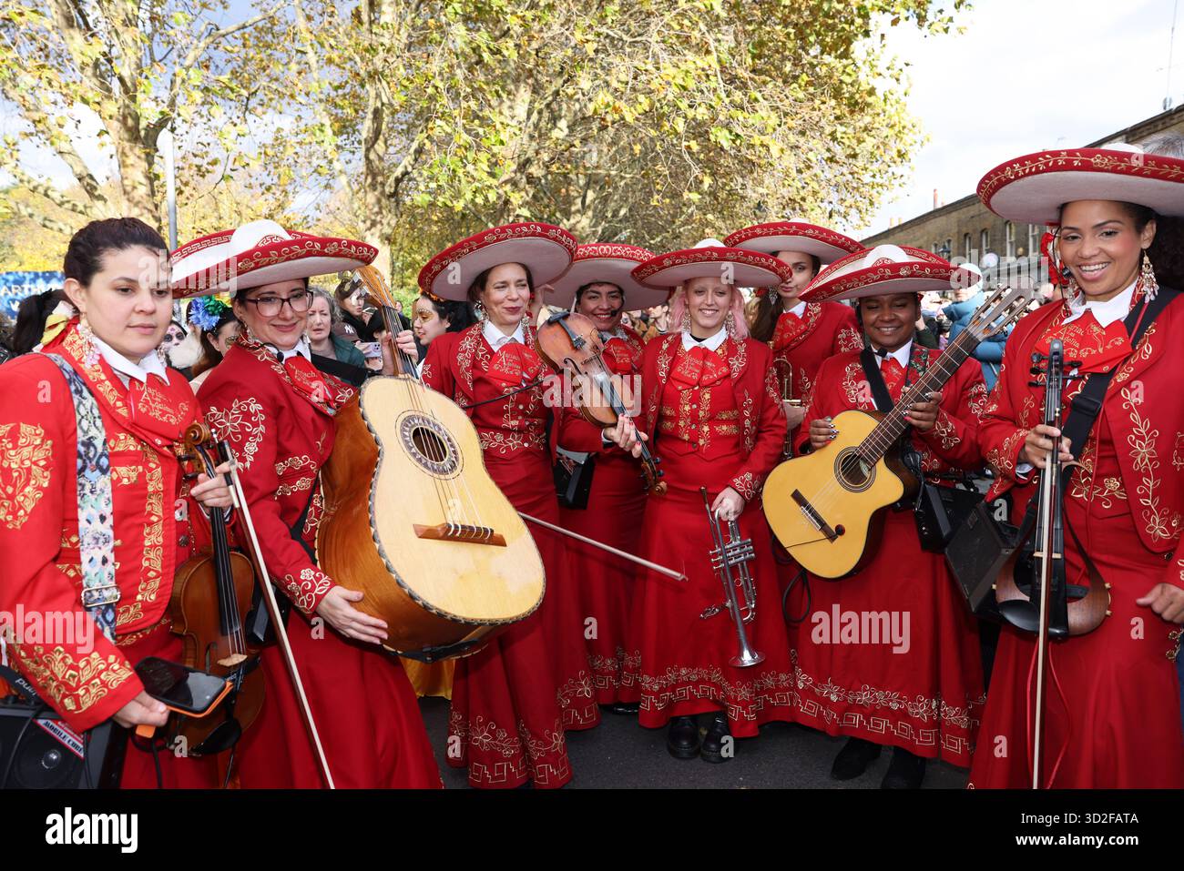 London, UK, 1. November 2025. Die Sonne erstrahlte beim Londoner Day of the Dead Festival auf der Columbia Road im Osten Londons mit farbenfrohen Kostümen, Musik und Tanz für die mexikanische Dia de Los Muertos. Kredit : Monica Wells/Alamy Live News Stockfoto
