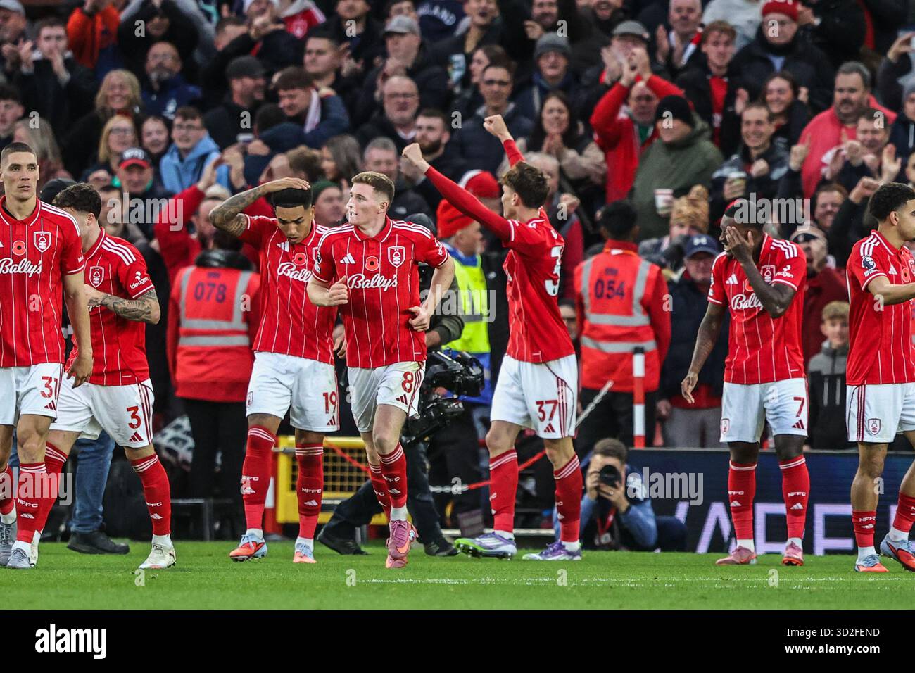 Nicolo Savona aus Nottingham Forest feiert sein Ziel, es 2-1 während des Premier League-Spiels Nottingham Forest gegen Manchester United am City Ground, Nottingham, Vereinigtes Königreich, 1. November 2025 (Foto: Alfie Cosgrove/News Images) *** GER AUT SUI OUT *** Stockfoto