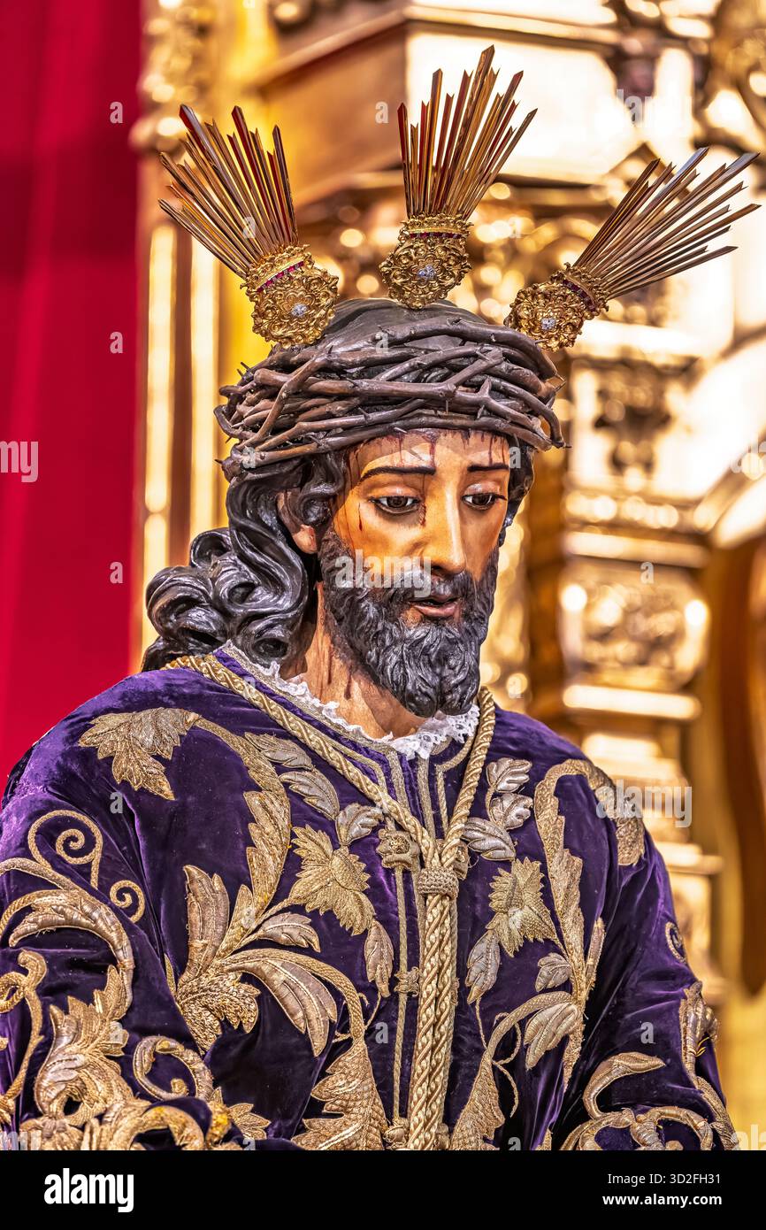 In Sevilla wird Nuestro Padre Jesus de la Sentencia in einem wunderschönen Gewand ausgestellt. Stockfoto