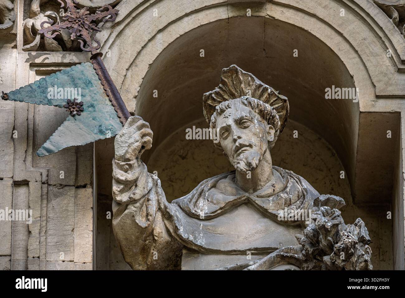 Nahaufnahme der barocken Statue des Heiligen Dominikus in der Kirche La Magdalena. Die Statue zeigt einen kontemplativen Ausdruck, der ein Banner und einen Fluss hält Stockfoto