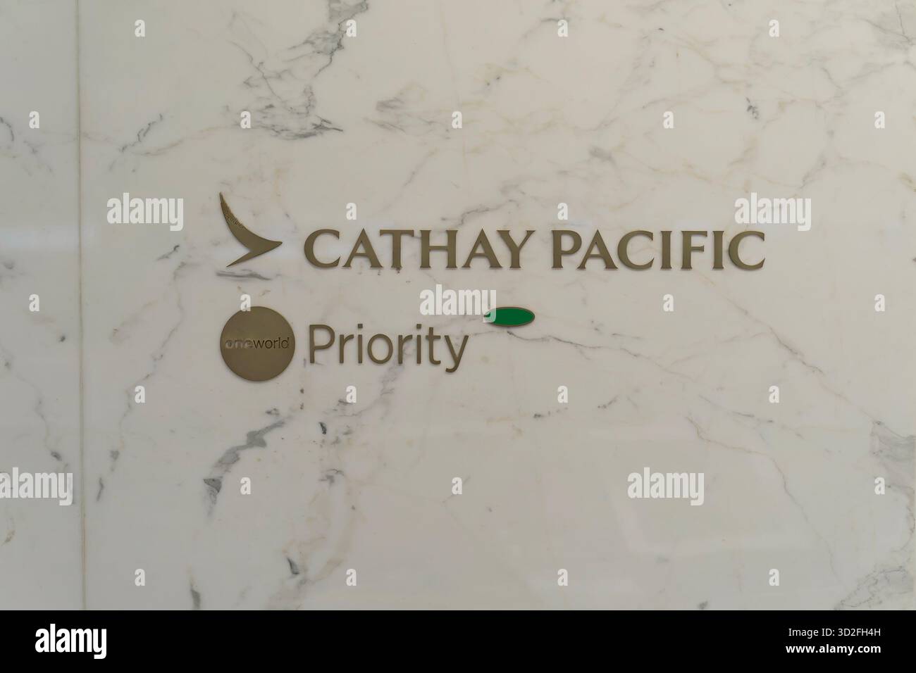 Hongkong, China - 20. September 2025: Nahaufnahme des Priority-Schilds und des Cathay Pacific-Logos im Check-in-Bereich des Hong Kong Internatio Stockfoto