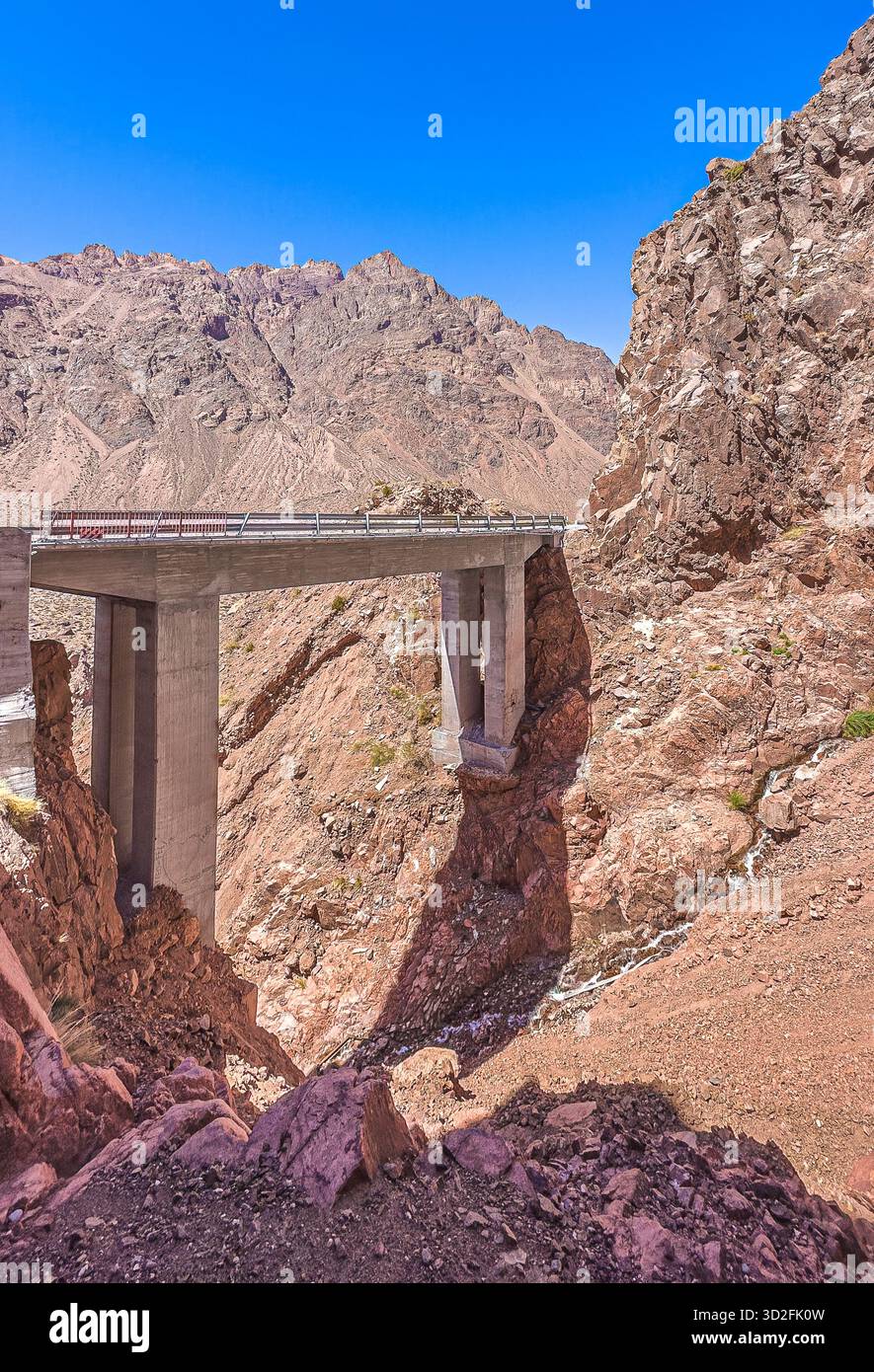 Brücke über den Cortaderas-Fluss auf Route 7, Mendoza Stockfoto