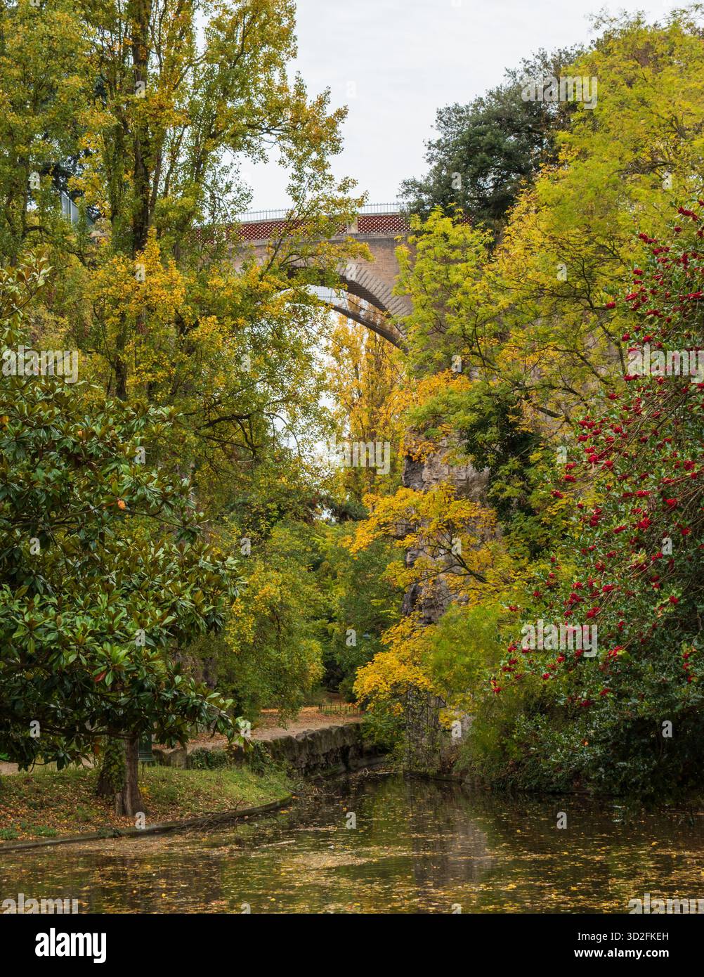 Der Park Buttes-Chaumont im Herbst, Paris, Frankreich Stockfoto