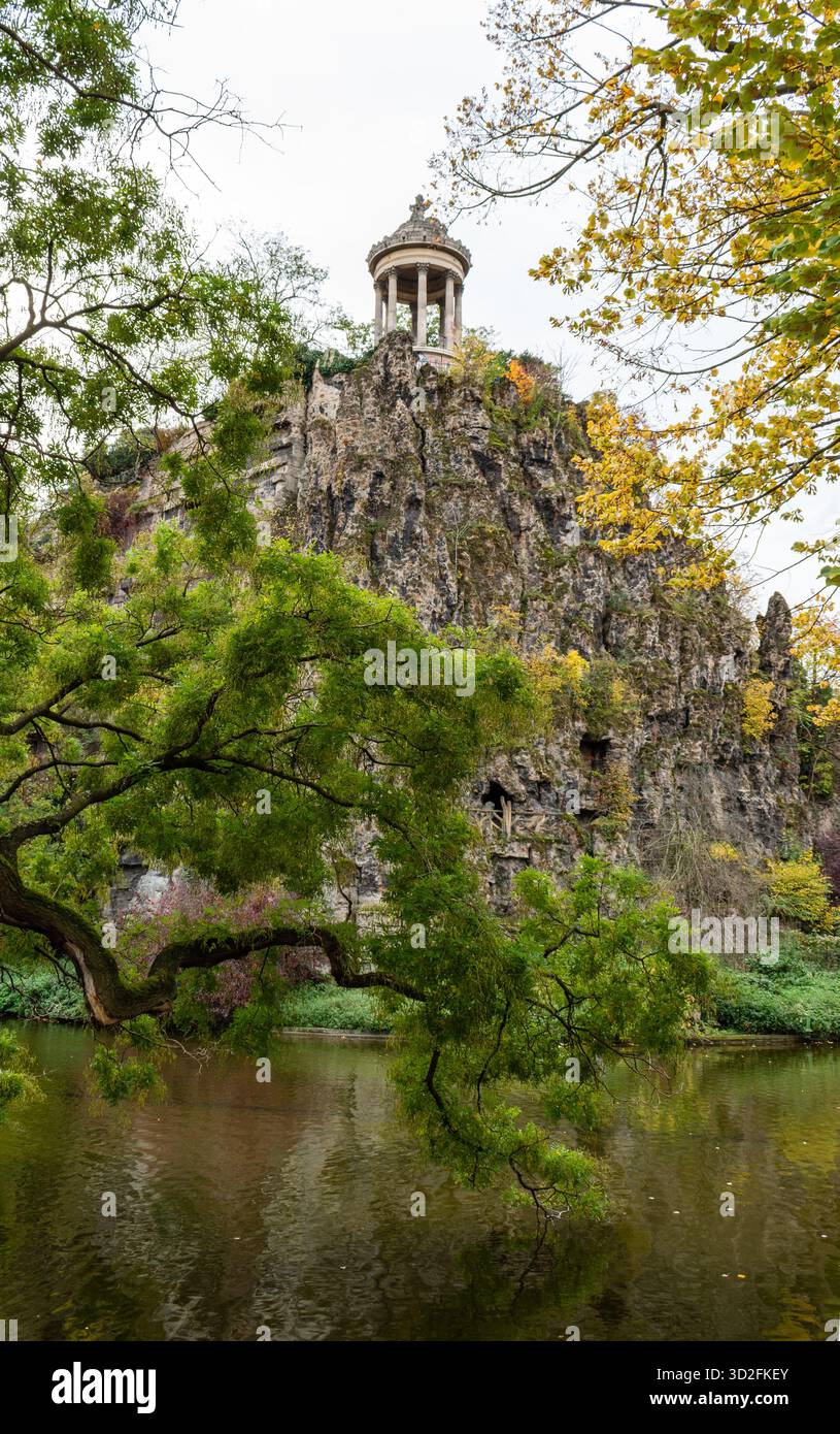 Der Park Buttes-Chaumont im Herbst, Paris, Frankreich Stockfoto