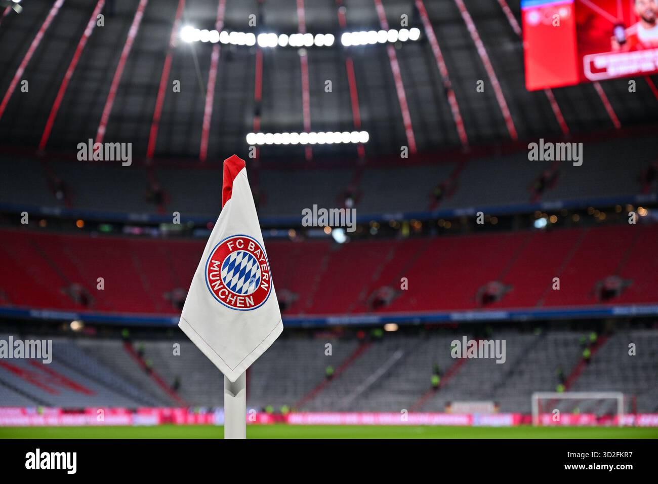 M?NCHEN, DEUTSCHLAND - 1. NOVEMBER: Eckfahe mit Logo des FC Bayern, Symbolbild, vor dem Bundesligamatch zwischen dem FC Bayern M?nchen und Bayern 04 Leverkusen am 9. NOVEMBER. Spieltag in der Allianz Arena am 1. November 2025 in M?nchen, Deutschland Stockfoto