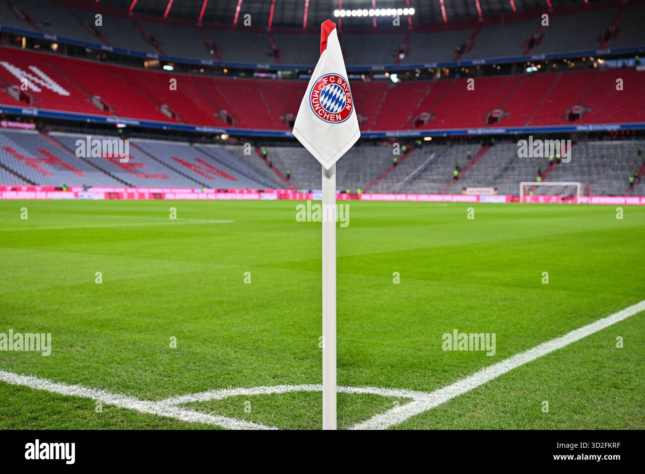 M?NCHEN, DEUTSCHLAND - 1. NOVEMBER: Eckfahe mit Logo des FC Bayern, Symbolbild, vor dem Bundesligamatch zwischen dem FC Bayern M?nchen und Bayern 04 Leverkusen am 9. NOVEMBER. Spieltag in der Allianz Arena am 1. November 2025 in M?nchen, Deutschland Stockfoto