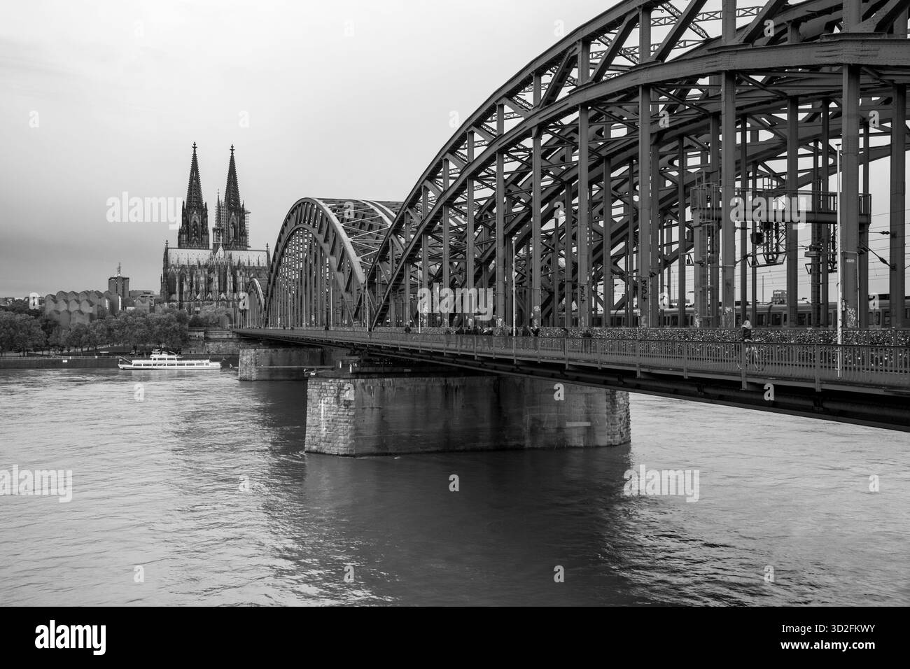 Deutschland, Rhein-Westfalen, Köln, Kölner Dom mit Rhein und Hohenzollern Brucke (Brücke) Stockfoto
