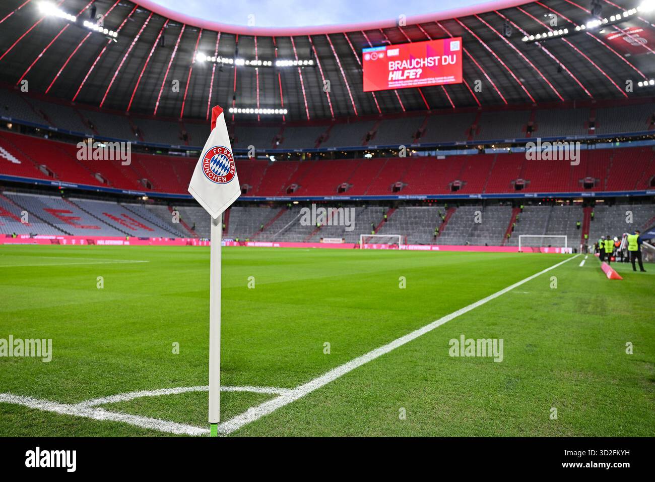 M?NCHEN, DEUTSCHLAND - 1. NOVEMBER: Eckfahe mit Logo des FC Bayern, Symbolbild, vor dem Bundesligamatch zwischen dem FC Bayern M?nchen und Bayern 04 Leverkusen am 9. NOVEMBER. Spieltag in der Allianz Arena am 1. November 2025 in M?nchen, Deutschland Stockfoto