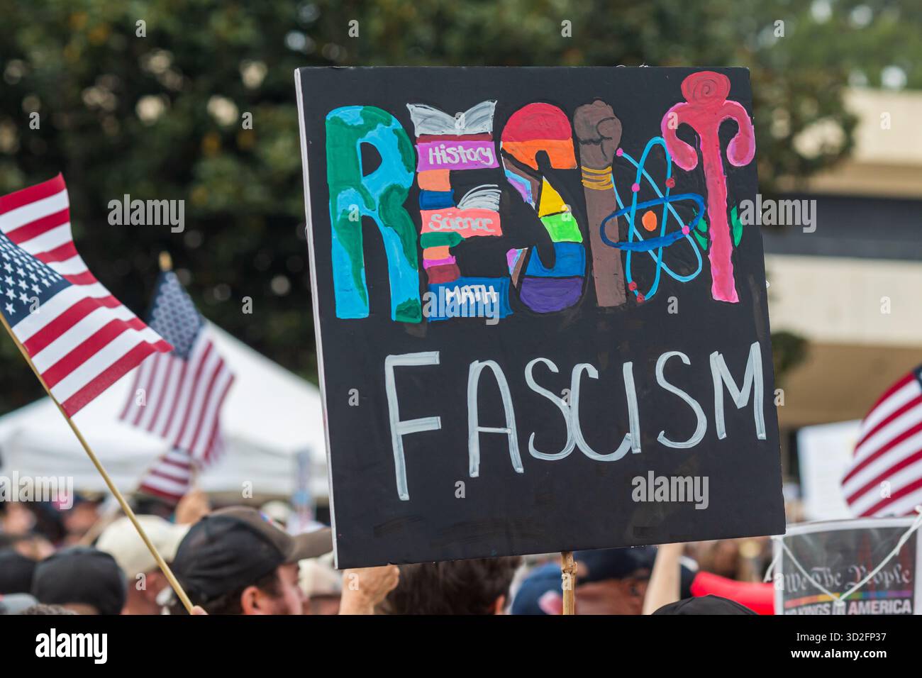 Atlanta, GA / USA - 18. Oktober 2025: Eine Person hält am 18. Oktober 2025 in Atlanta, GA ein Schild mit der Aufschrift „Resist Facism“ hoch. Stockfoto