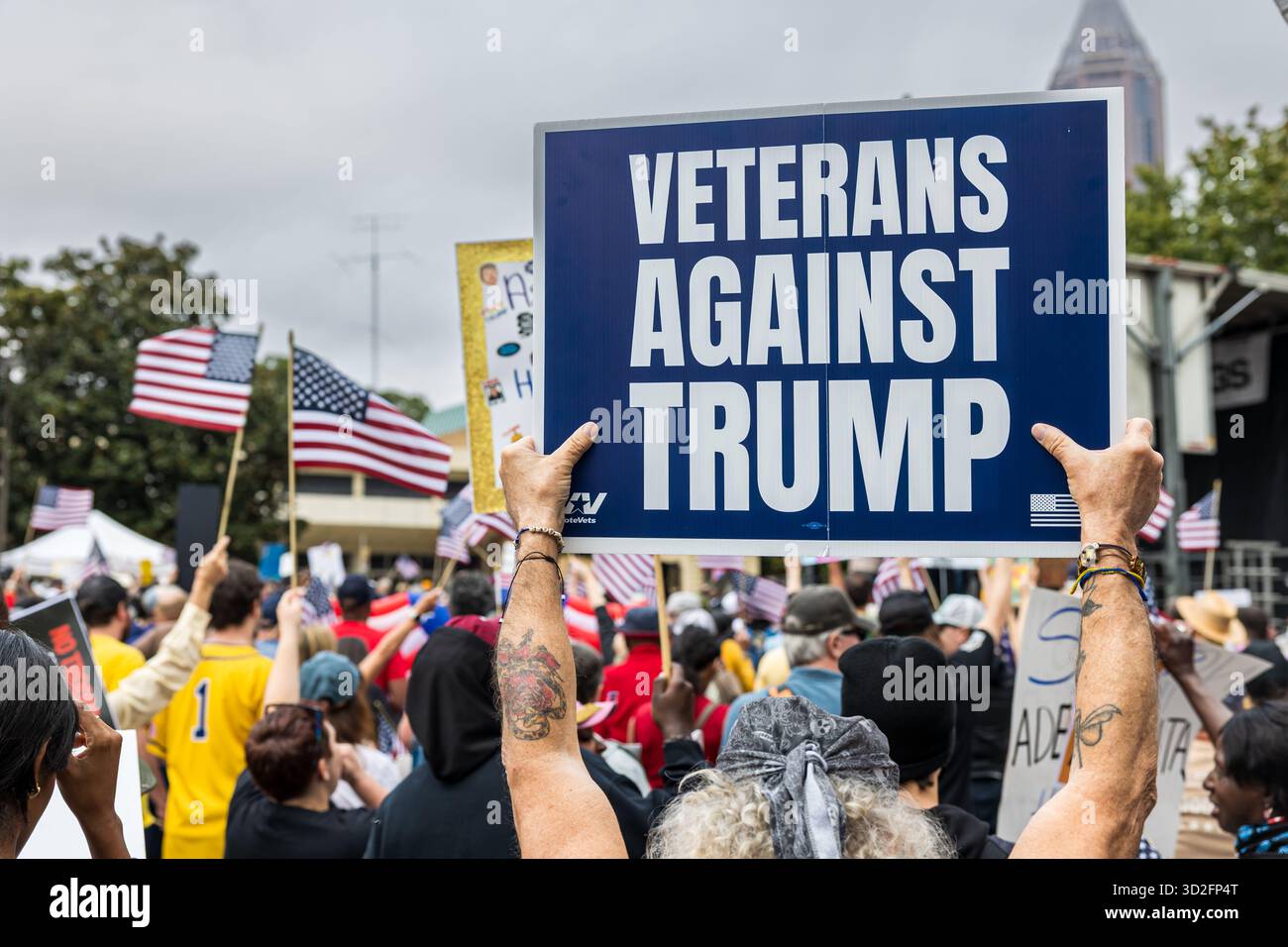 Atlanta, GA/USA - 18. Oktober 2025: Ein Mann hält ein Schild mit der Aufschrift „Veterans Against Trump“ bei der No Kings 2-Kundgebung am 18. Oktober 2025 in Atlanta, GA. Stockfoto