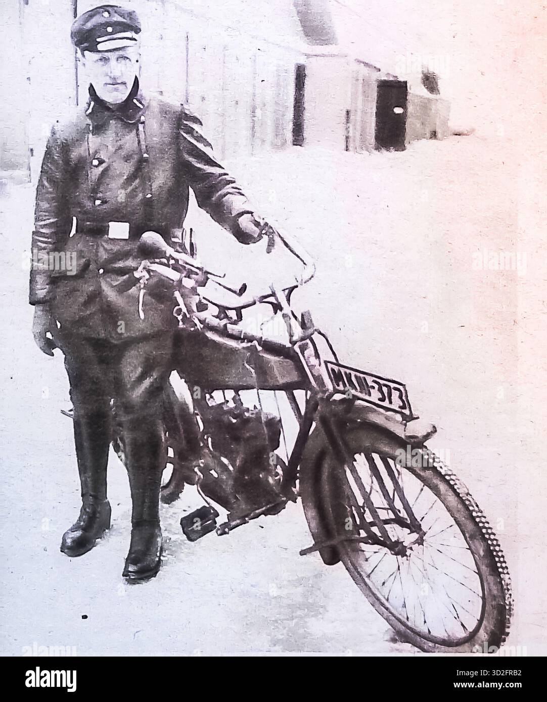 Foto des deutschen Radfahrers Rutt, der später während des Ersten Weltkriegs als Motorradfahrer in der deutschen Armee diente, veröffentlicht in Le Miroir, Oktober 1915. Der ehemalige Gewinner des Großen Preises von Paris wird mit seinem Militärmotorrad gezeigt, das Teil der deutschen Streitkräfte an der Ostfront ist. Seine Geschichte spiegelt wider, wie Athleten der Vorkriegsjahre in den Militärdienst gezogen wurden, als sich der Konflikt in ganz Europa ausbreitete. Stockfoto