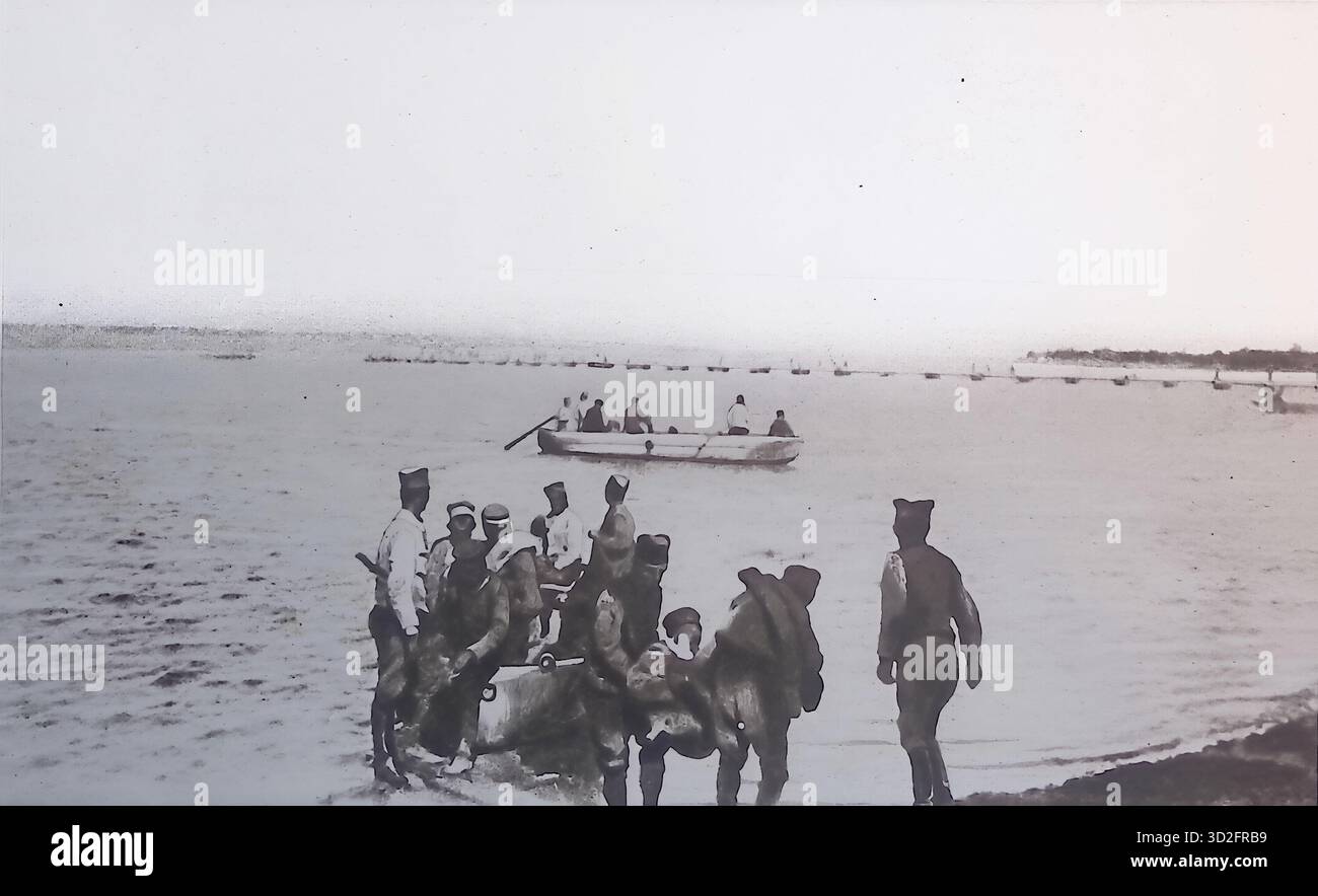 Dieses Foto, das im Oktober 1915 in Le Miroir veröffentlicht wurde, zeigt serbische Truppen, die nach einem Angriff über den Drina-Fluss zurückkehren und ihre verwundeten und gefangenen österreichisch-ungarischen Gefangenen tragen. Im Hintergrund ist ein Boot zu sehen, das Männer über das Wasser bringt. Diese Aktionen demonstrieren serbische Beharrlichkeit, die Flusslinie gegen stärkere Kräfte zu halten, und betonen gleichzeitig Opferbereitschaft, Einfallsreichtum und Bündnissolidarität während des Ersten Weltkriegs. Stockfoto