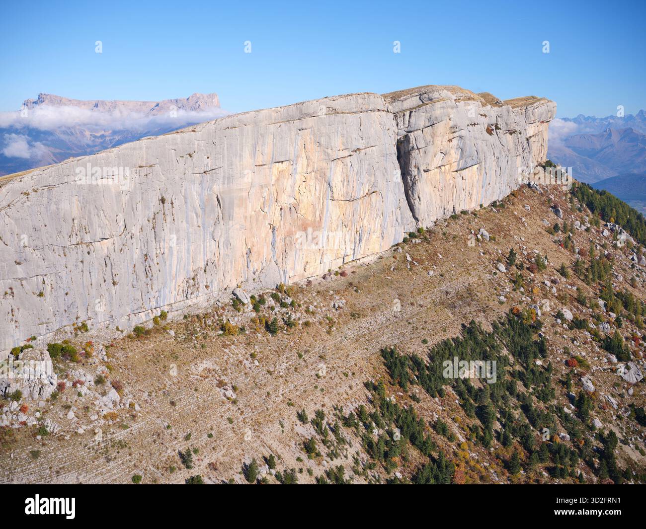 LUFTAUFNAHME. Céüse Mountain, ein malerischer Gipfel, der für seine vielen anspruchsvollen Kletterstellen bekannt ist. Sigoyer, Haute-Alpes, Frankreich. Stockfoto