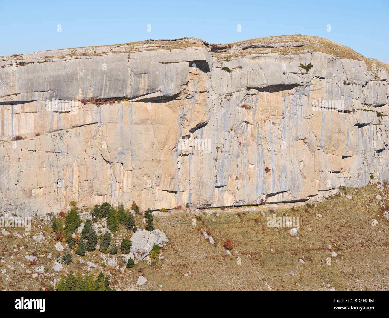 LUFTAUFNAHME. Céüse Mountain, ein malerischer Gipfel, der für seine vielen anspruchsvollen Kletterstellen bekannt ist. Sigoyer, Haute-Alpes, Frankreich. Stockfoto