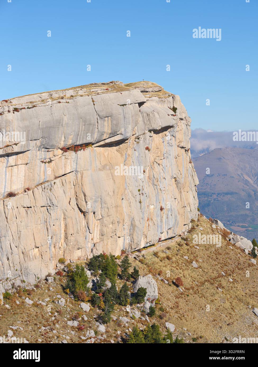LUFTAUFNAHME. Céüse Mountain, ein malerischer Gipfel, der für seine vielen anspruchsvollen Kletterstellen bekannt ist. Sigoyer, Haute-Alpes, Frankreich. Stockfoto