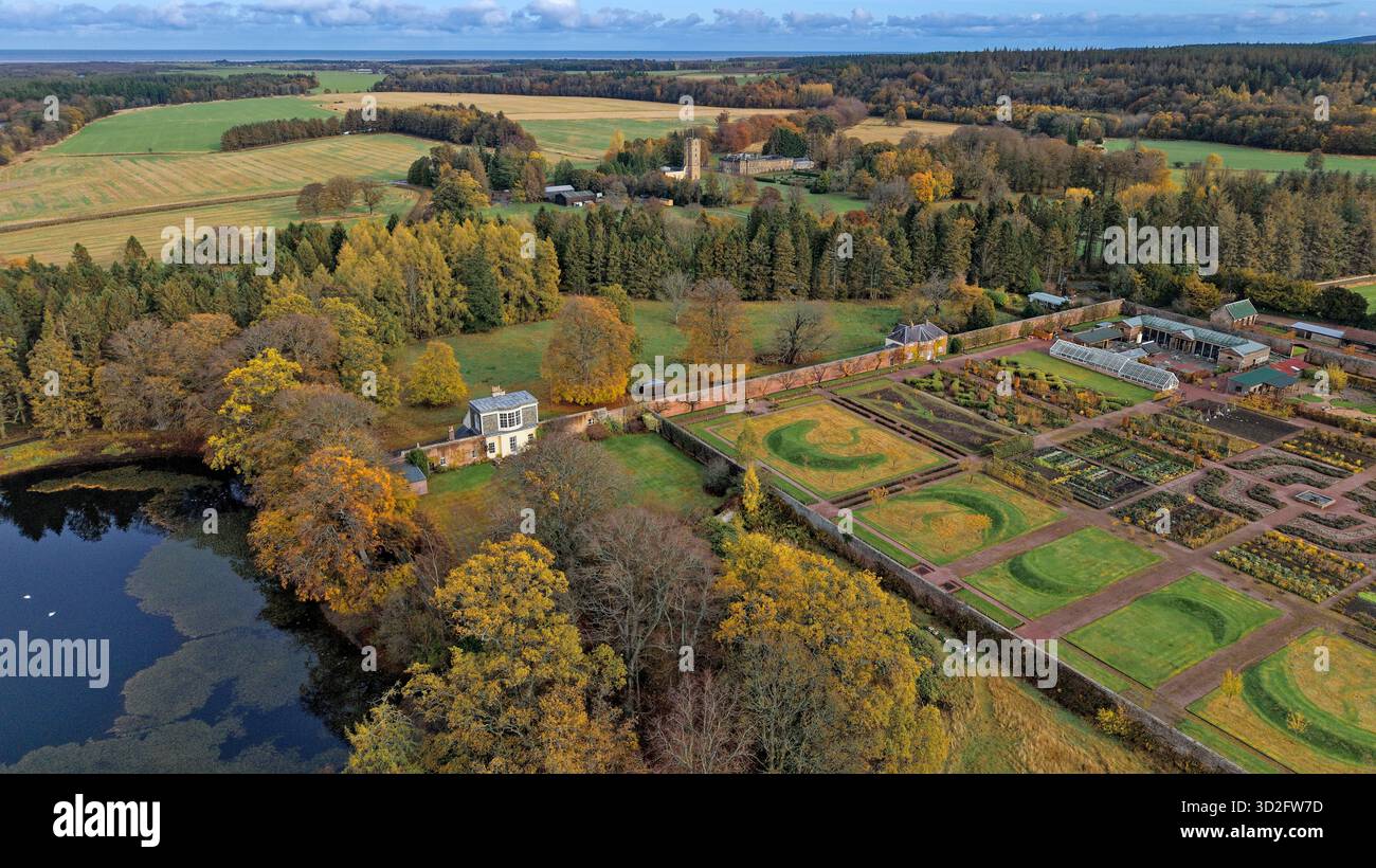 Gordon Castle ummauerter Garten Fochabers Moray Scotland im Herbst und See Bild 20 Stockfoto