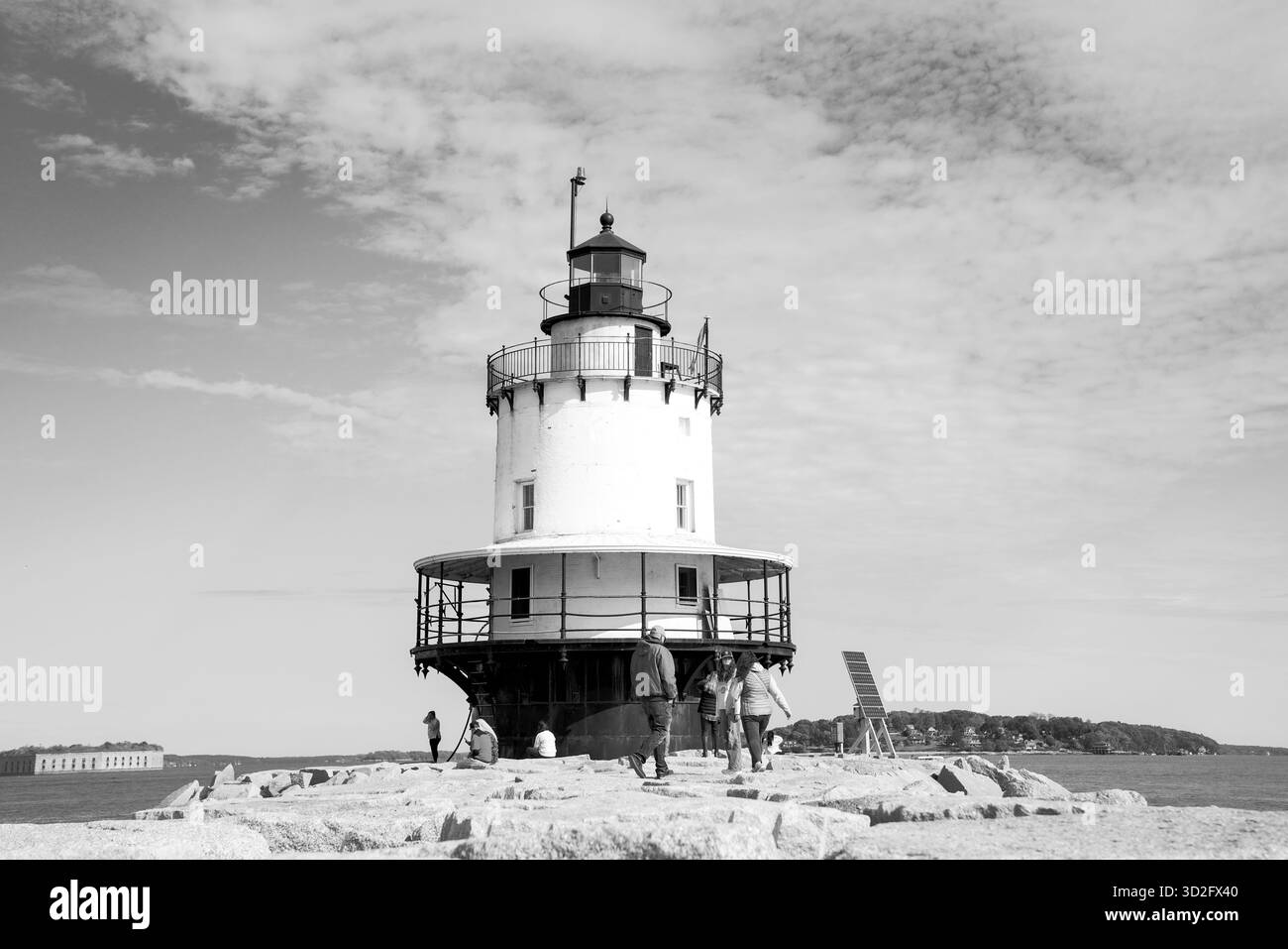 Schwarz-weiß-Bild des berühmten Spring Point Ledge Lighthouse, mit dem Besucher den Blick auf die Küste und den bewölkten Himmel über Casco Bay genießen Stockfoto