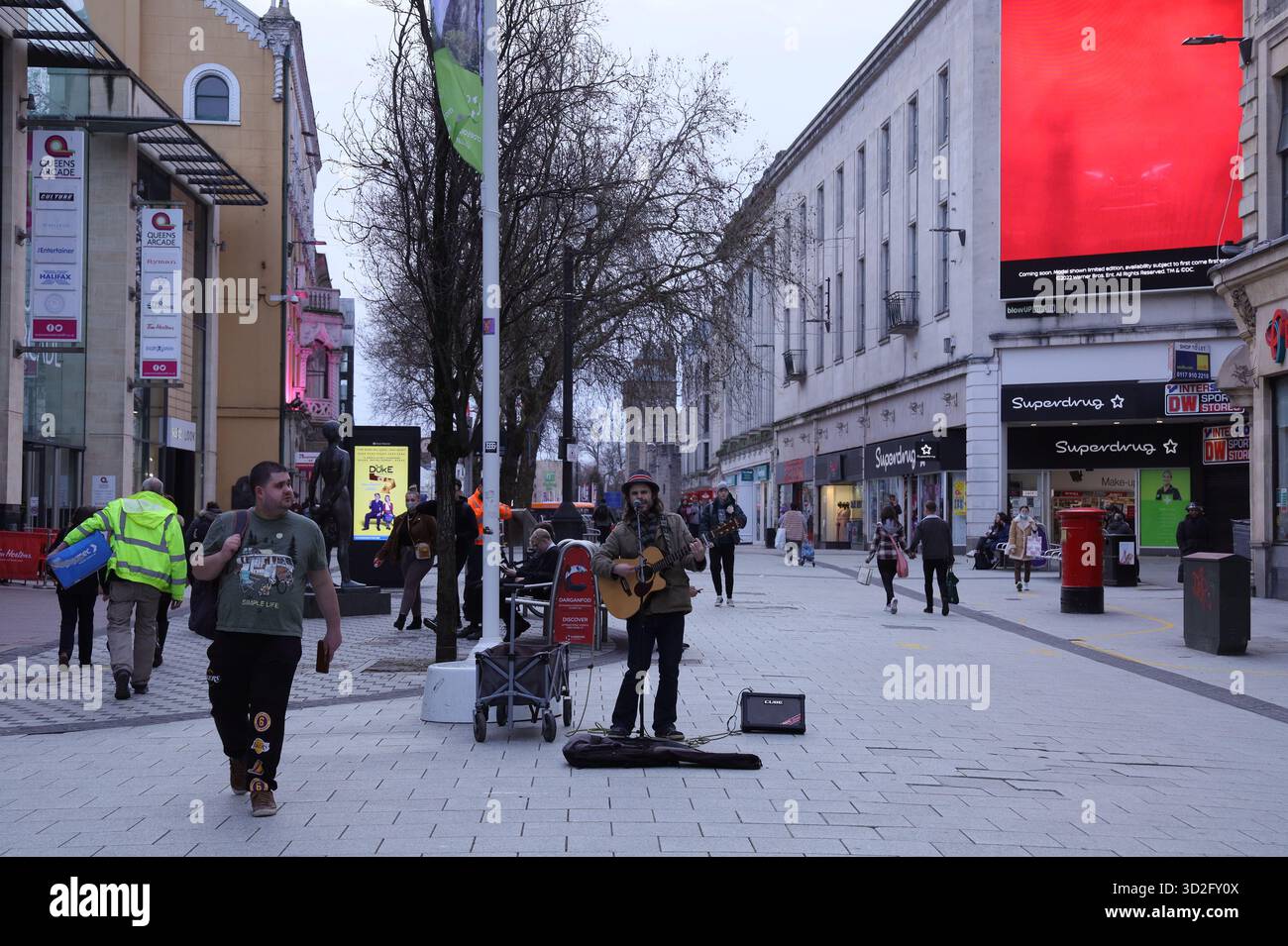Touristen und Fußgänger auf der Cardiff High Street im Februar 2022. Stockfoto