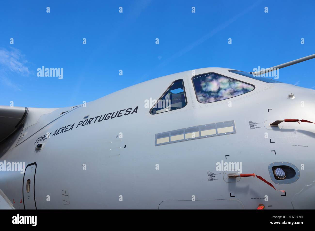 Mosnov, Tschechische Republik - 21. September 2025: Graues Flugzeug mit portugiesischem Text: Forca Aerea Portuguesa, portugiesische Luftwaffe. Verteidigung und Luftarm Stockfoto