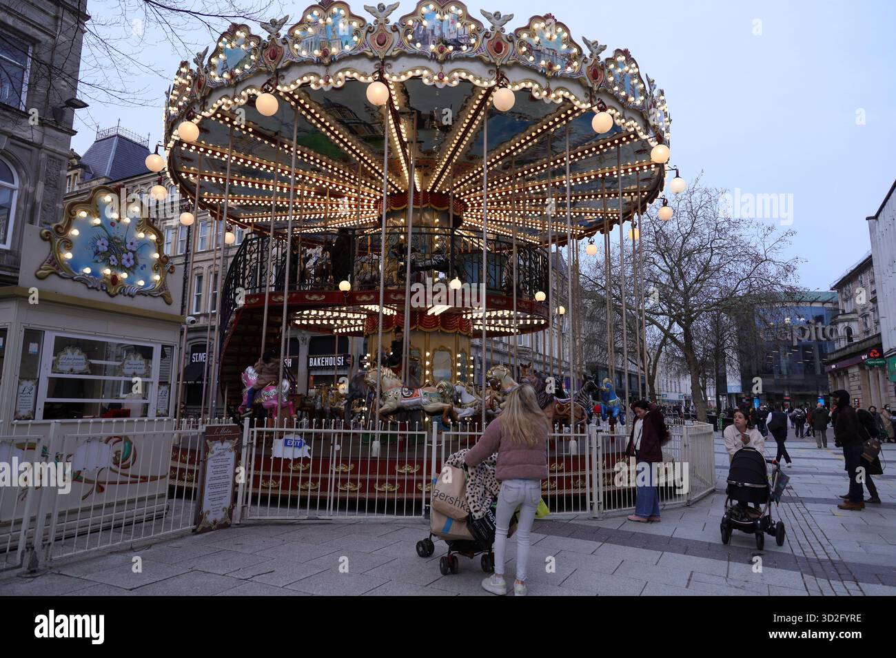 Ein farbenfrohes Karussell, auch Karussell genannt, in der Cardiff High Street. Stockfoto