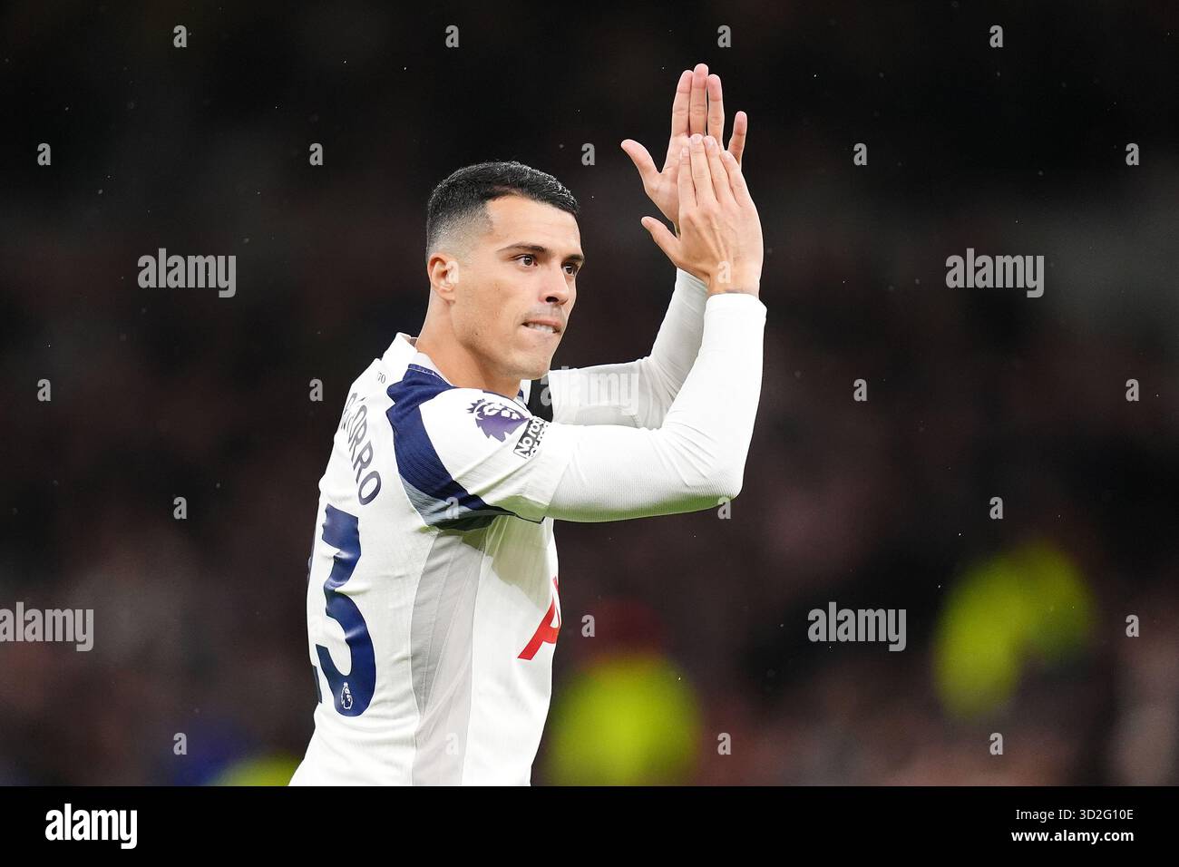 Tottenham Hotspur's Pedro Porro vor dem Spiel der Premier League im Tottenham Hotspur Stadium in London. Bilddatum: Samstag, 1. November 2025. Stockfoto