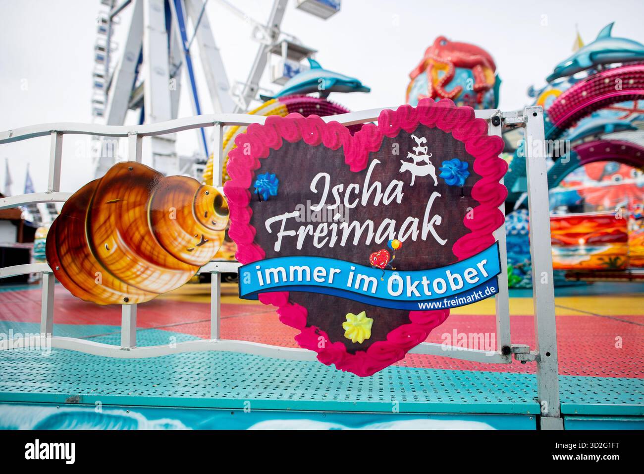 Bremen, Deutschland. 31. Oktober 2025. Ein Schild mit der Aufschrift 'Ischa Freimaak - immer im Oktober' hängt auf einer Fahrt auf dem Messegelände auf der Bürgerweide. Der Bremer Freimarkt ist eines der ältesten Volksfeste in Deutschland und eines der größten in Norddeutschland. Quelle: Hauke-Christian Dittrich/dpa/Alamy Live News Stockfoto