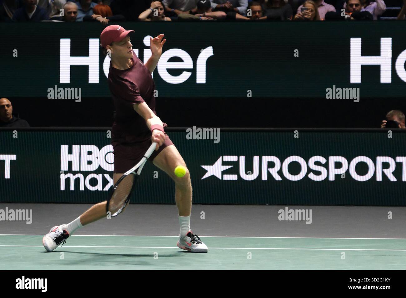 Nanterre, Hauts De Seine, Frankreich. November 2025. JANNIK SINNER (ITA) gibt im Halbfinale des Rolex Paris Masters 1000 Turniers im La Defense Arena Stadium in Nanterre den Ball an ALEXANDER ZVEREV zurück. Sinner gewann 6:0 6:1 (Bild: © Pierre Stevenin/ZUMA Press Wire) NUR REDAKTIONELLE VERWENDUNG! Nicht für kommerzielle ZWECKE! Stockfoto