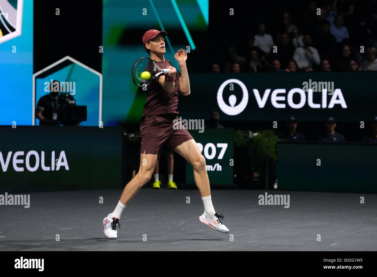 Nanterre, Hauts De Seine, Frankreich. November 2025. JANNIK SINNER (ITA) gibt im Halbfinale des Rolex Paris Masters 1000 Turniers im La Defense Arena Stadium in Nanterre den Ball an ALEXANDER ZVEREV zurück. Sinner gewann 6:0 6:1 (Bild: © Pierre Stevenin/ZUMA Press Wire) NUR REDAKTIONELLE VERWENDUNG! Nicht für kommerzielle ZWECKE! Stockfoto