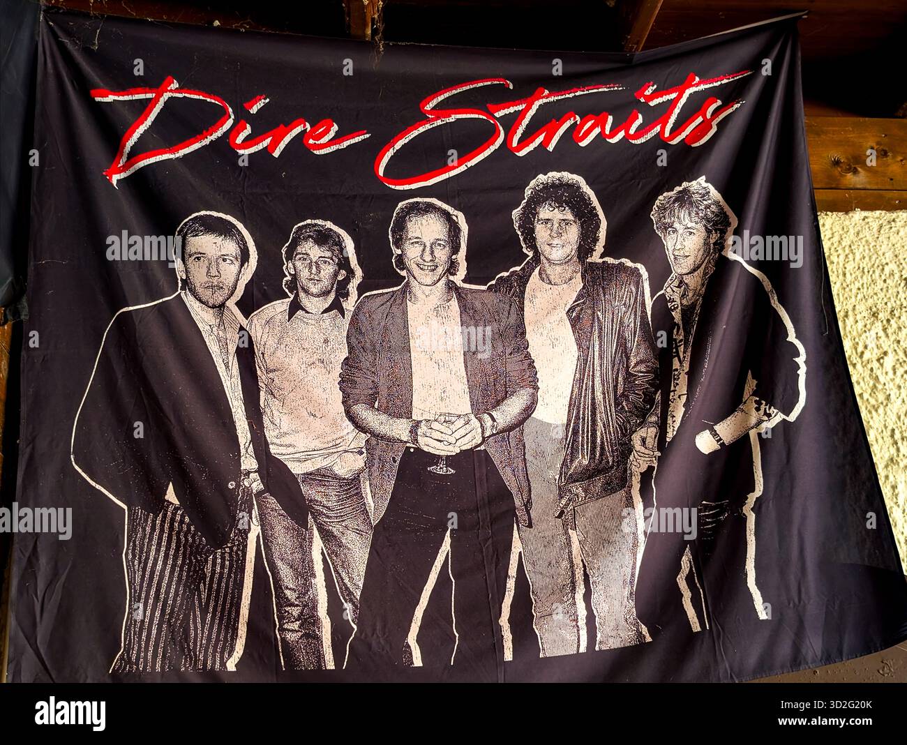 Dire Straits Rock Band Merchandise Flag mit Bandmitgliedern und Logo, die an Musikgeschichte und Nostalgie der 1980er Jahre erinnern Stockfoto