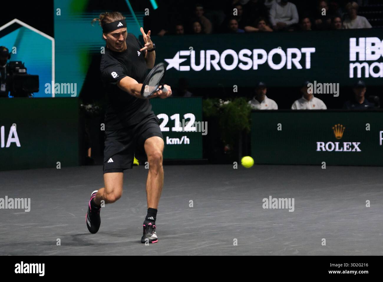 Nanterre, Hauts De Seine, Frankreich. November 2025. ALEXANDER ZVEREV (GER) gibt den Ball an JANNIK SINNER (ITA) im Halbfinale des Rolex Paris Masters 1000 Turniers im La Defense Arena Stadium in Nanterre in Frankreich zurück. Sinner gewann 6:0 6:1 (Bild: © Pierre Stevenin/ZUMA Press Wire) NUR REDAKTIONELLE VERWENDUNG! Nicht für kommerzielle ZWECKE! Stockfoto
