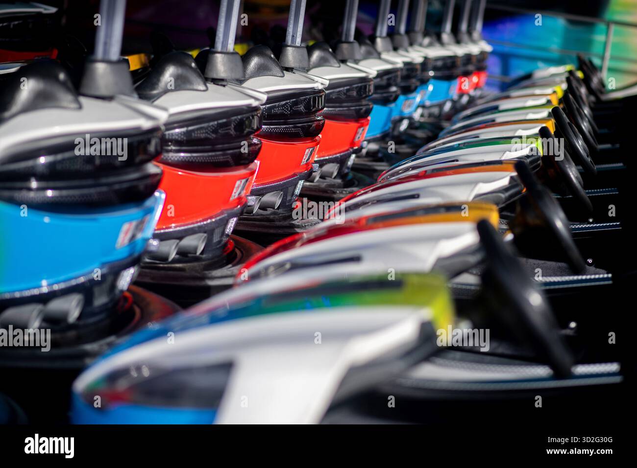 Bremen, Deutschland. 31. Oktober 2025. Zahlreiche Boxwagen parken auf dem Bremer Freilichtmarkt auf der Bürgerweide in einem Stoßwagen. Der Bremer Freimarkt ist eines der ältesten Volksfeste in Deutschland und eines der größten in Norddeutschland. Quelle: Hauke-Christian Dittrich/dpa/Alamy Live News Stockfoto