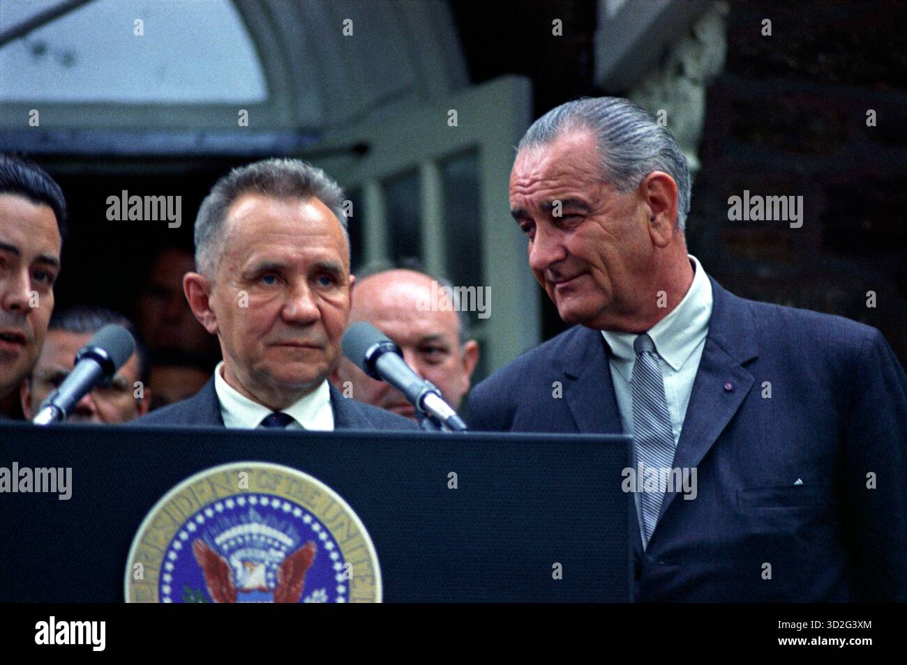 GLASSBORO, NEW JERSEY, USA - 23. Juni 1967 - US-Präsident Lyndon Johnson (rechts) und Vorsitzender des UdSSR-Ministerrates Alexei Kosygin auf der Gipfelkonferenz in Glassboro, New Jersey, USA - Foto: Geopix/Yoichi Okamoto Stockfoto
