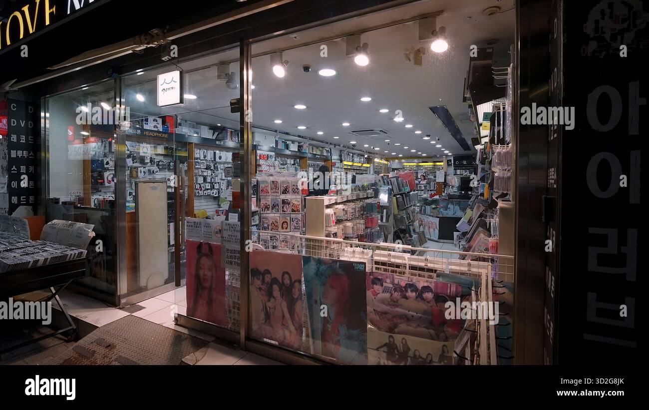 BUSAN, SÜDKOREA - 10. OKTOBER. 2025: Ladenfront eines K Pop Musik- und Elektronikgeschäfts in Busan, Südkorea Stockfoto