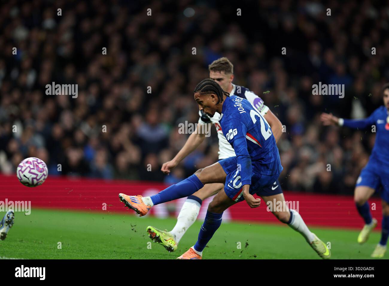 London, Großbritannien. November 2025. Joao Pedro von Chelsea (20) schießt und erzielt seinen Teams das 1. Tor. Premier League-Spiel Tottenham Hotspur gegen Chelsea im Tottenham Hotspur Stadium in London am Samstag, 1. November 2025. Dieses Bild darf nur für redaktionelle Zwecke verwendet werden. Nur redaktionelles Bild von Andrew Orchard/Alamy Live News Stockfoto
