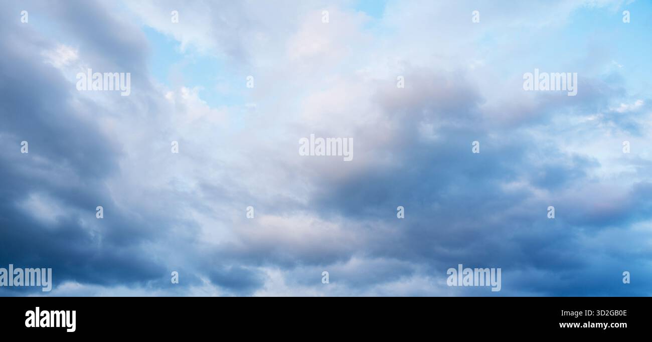 Wolken im Hintergrund, tagsüber fotografiert. Stockfoto