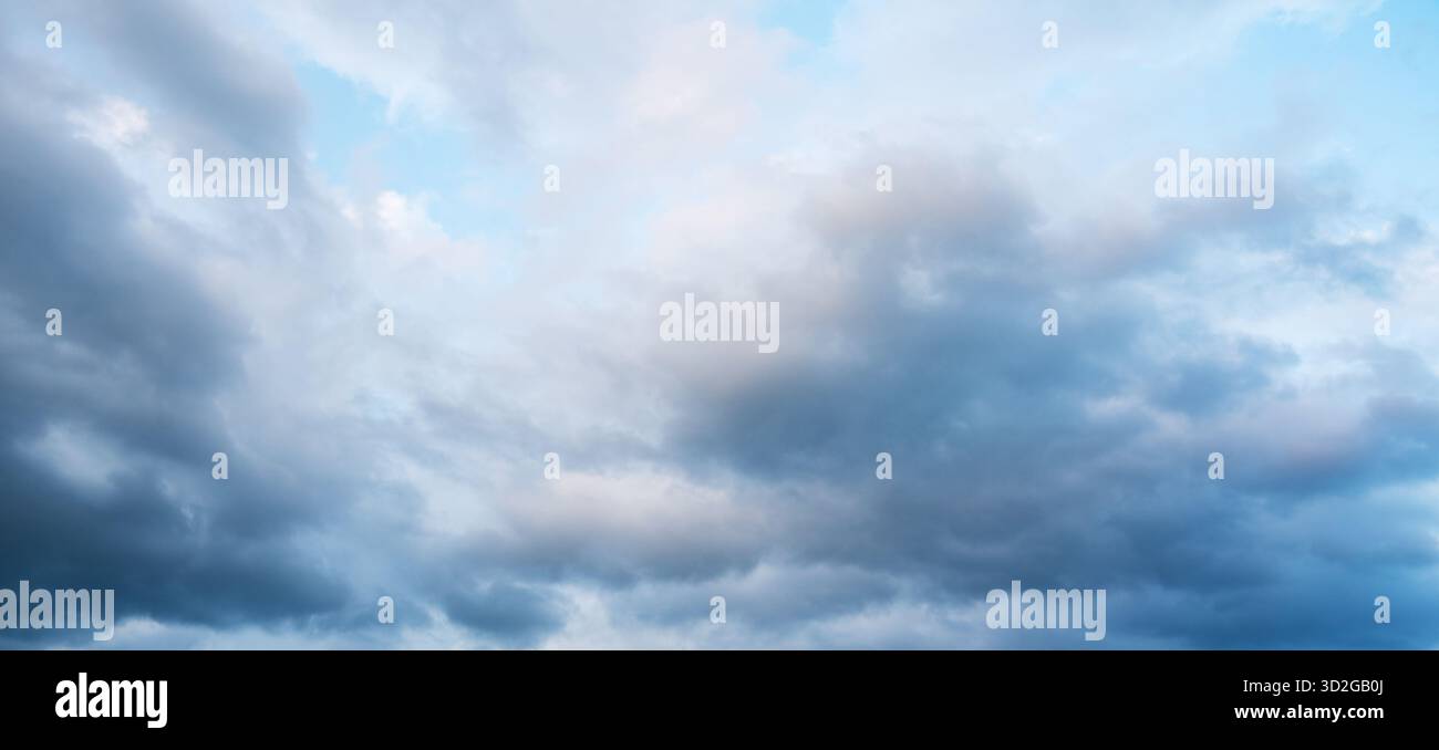 Wolken im Hintergrund, tagsüber fotografiert. Stockfoto