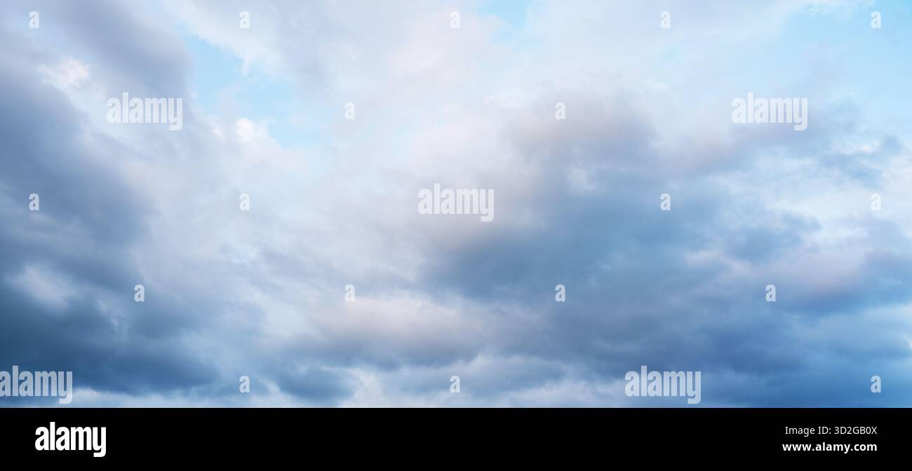 Wolken im Hintergrund, tagsüber fotografiert. Stockfoto