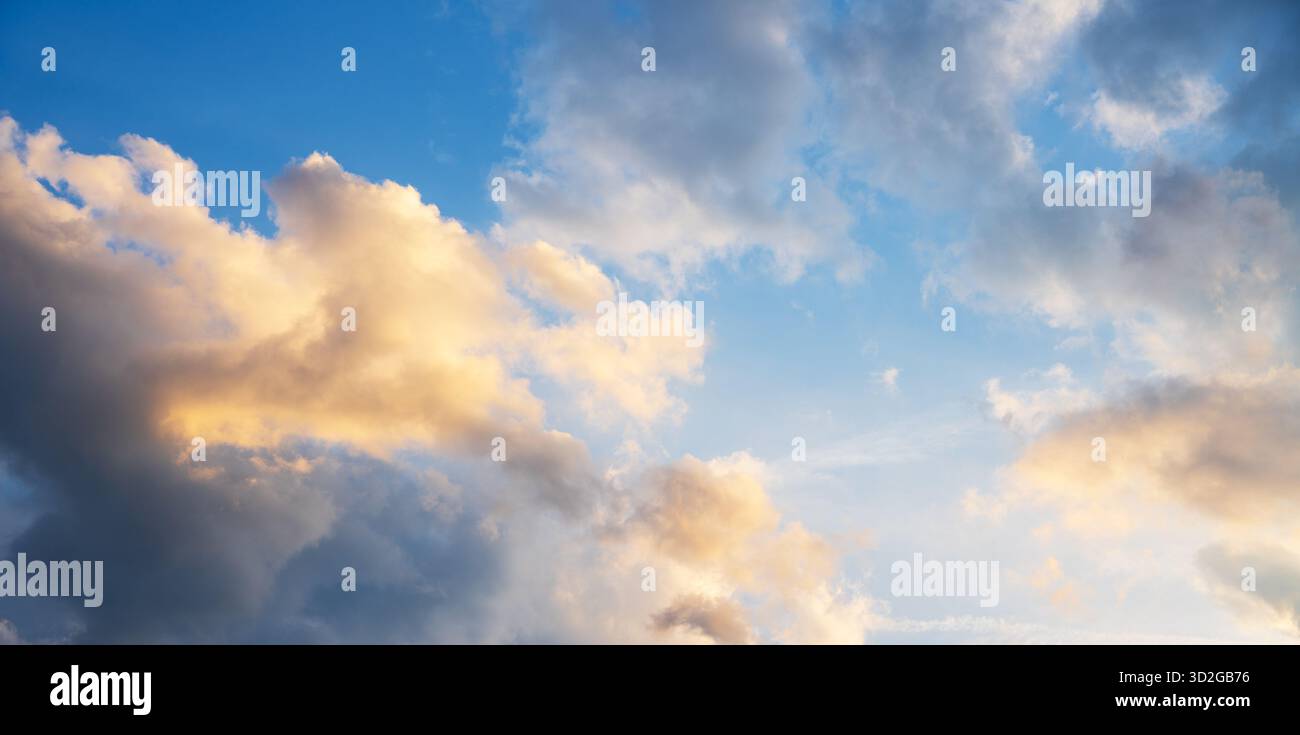 Wolken im Hintergrund, tagsüber fotografiert. Stockfoto