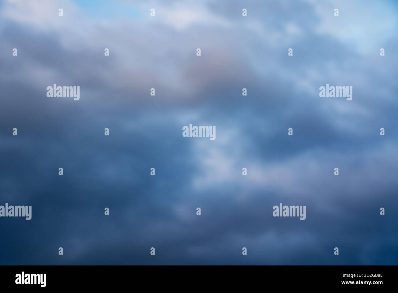 Wolken im Hintergrund, tagsüber fotografiert. Stockfoto