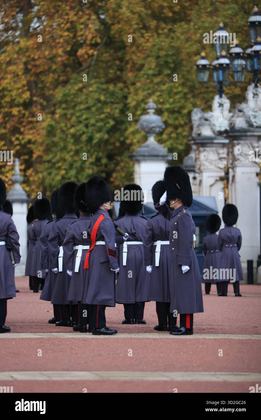 Gedenksonntagsproben mit Soldaten oder Wachwechsel im Buckingham Palace, 1. November 2025. Stockfoto
