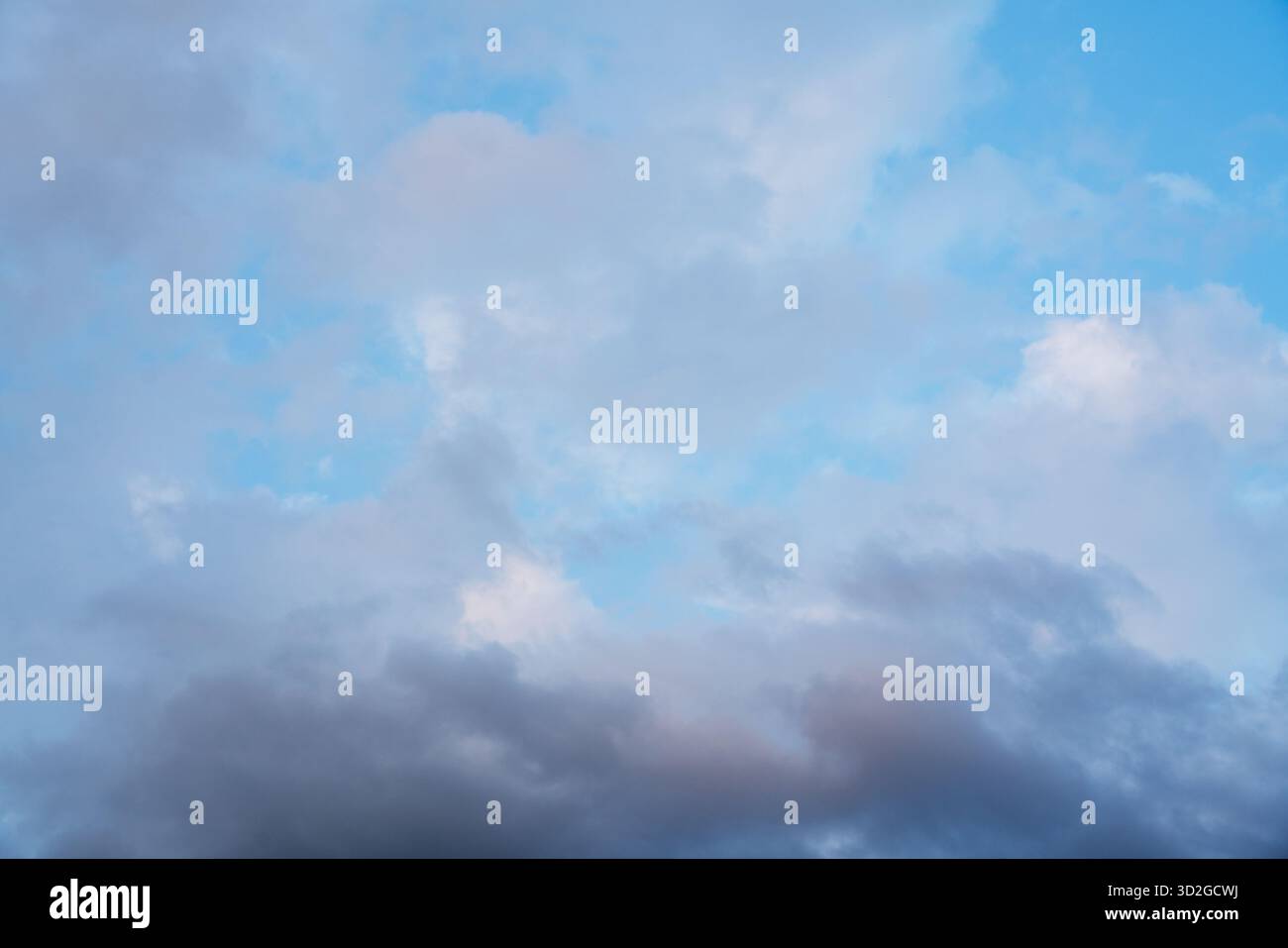 Wolken im Hintergrund, tagsüber fotografiert. Stockfoto