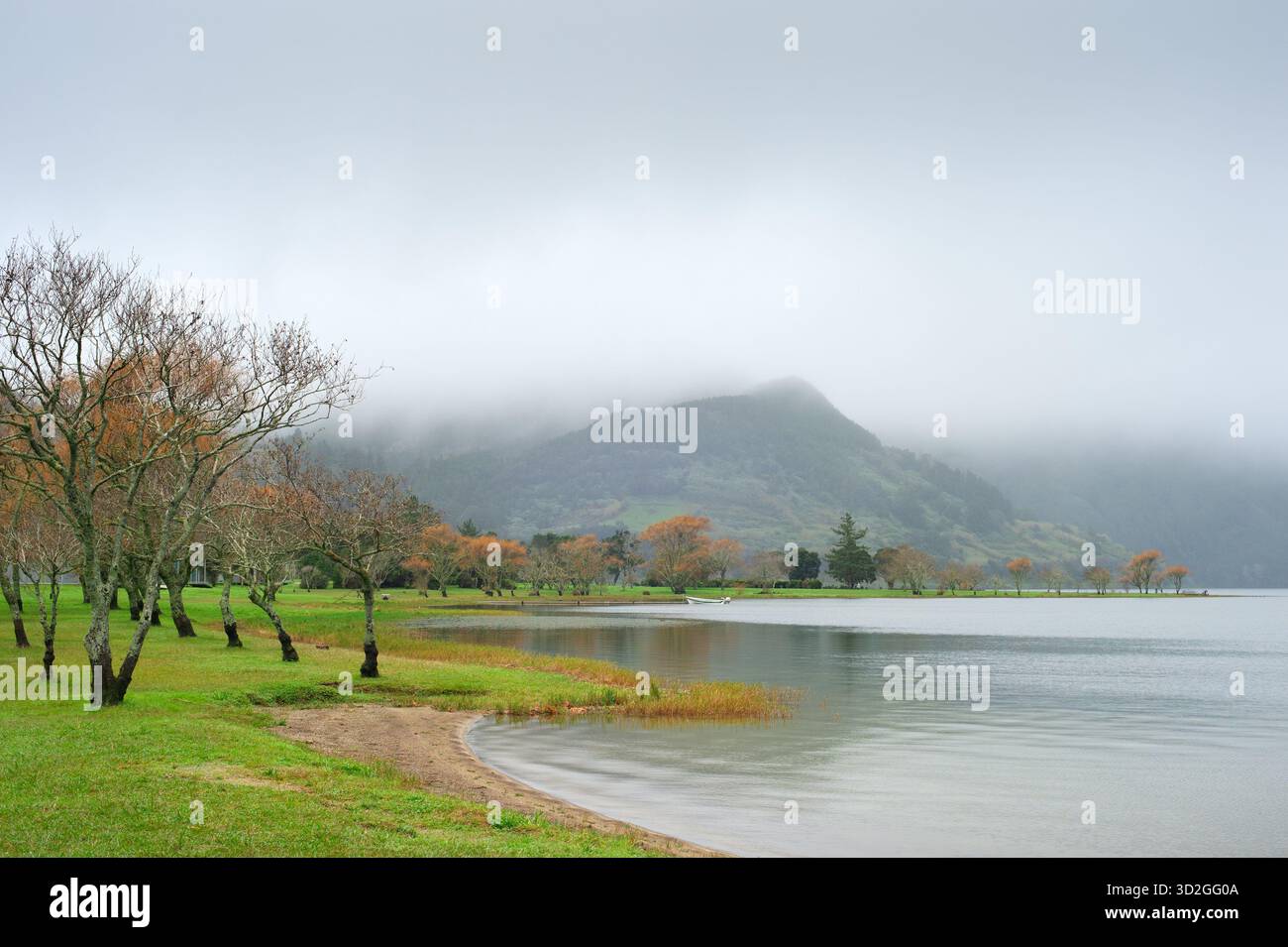 Landschaft mit einem See und Bergen an einem nebeligen Morgen. Insel Sao Miguel, Azoren, Portugal Stockfoto