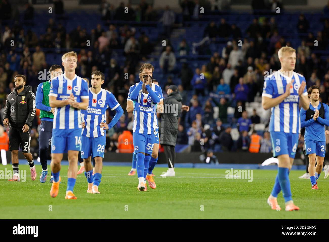 American Express Stadium, Brighton, Großbritannien. November 2025. Premier League Football, Brighton und Hove Albion gegen Leeds United; die Spieler von Brighton zeigen ihre Anerkennung für die Heimfans nach dem Spiel. Credit: Action Plus Sports/Alamy Live News Stockfoto
