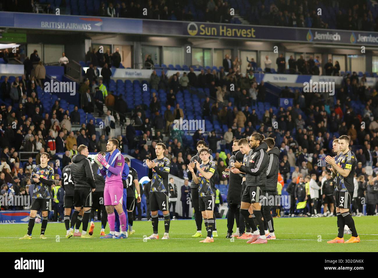 American Express Stadium, Brighton, Großbritannien. November 2025. Premier League Football, Brighton und Hove Albion gegen Leeds United; Leeds Spieler zeigen ihre Wertschätzung für Reisende Fans nach dem Spiel Credit: Action Plus Sports/Alamy Live News Stockfoto