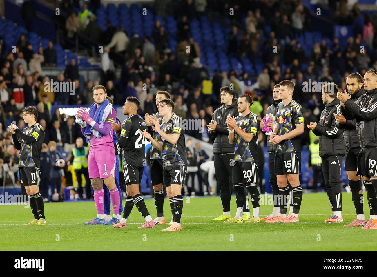 American Express Stadium, Brighton, Großbritannien. November 2025. Premier League Football, Brighton und Hove Albion gegen Leeds United; Leeds Spieler zeigen ihre Wertschätzung für Reisende Fans nach dem Spiel Credit: Action Plus Sports/Alamy Live News Stockfoto