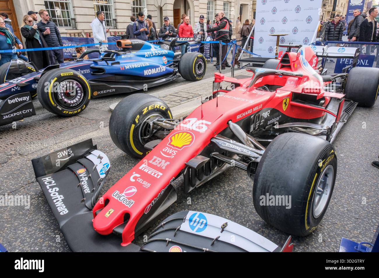 London, Vereinigtes Königreich 1. November 2025. Das vom Royal Automobile Club organisierte Motorspektakel St James's findet in der Pall Mall im Zentrum von London statt. Die Veranstaltung wird als Vorhang für den jährlichen London to Brighton Veteran Car Run angesehen. Im Bild: Ferrari und Williams Formel-1-Autos im St. James's Motorsport-Spektakel. Stockfoto