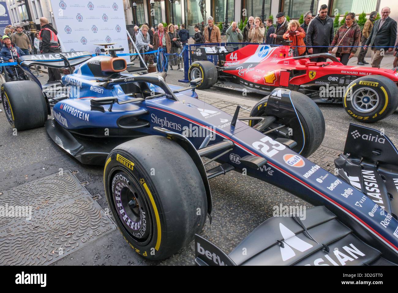 London, Vereinigtes Königreich 1. November 2025. Das vom Royal Automobile Club organisierte Motorspektakel St James's findet in der Pall Mall im Zentrum von London statt. Die Veranstaltung wird als Vorhang für den jährlichen London to Brighton Veteran Car Run angesehen. Im Bild: Ferrari und Williams Formel-1-Autos im St. James's Motorsport-Spektakel. Stockfoto